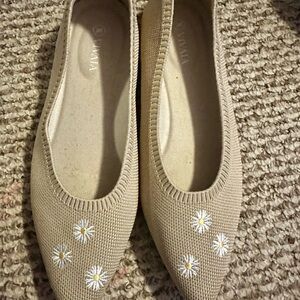 Yomai Beige Daisy Embroidered Women's Flats
